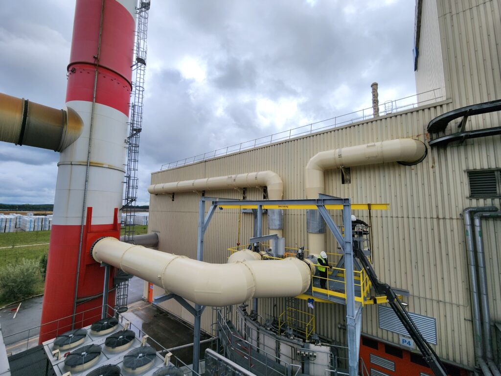Les gaines sont reliées à la cheminée avec un moteur qui assure la bonne dispersion de l’air ainsi qu’un débit important.