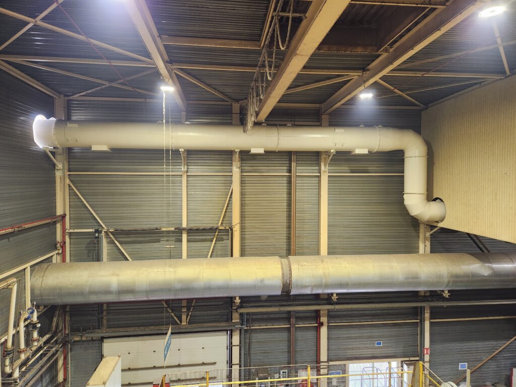 Des gaines et grilles sont installées, ce qui permet l’aspiration de l’air en partie haute des bâtiments.