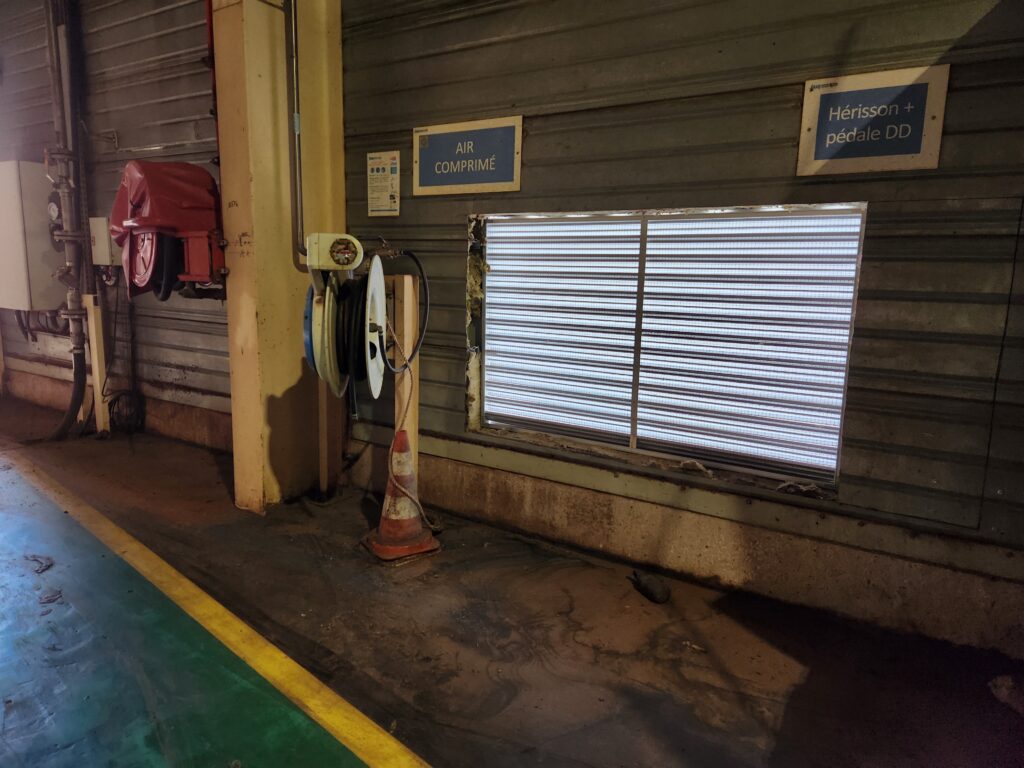 Installation de grilles d’équilibrage de l’air : Ces grilles, situées en partie basse du bâtiment, permettent une entrée d’air neuf.