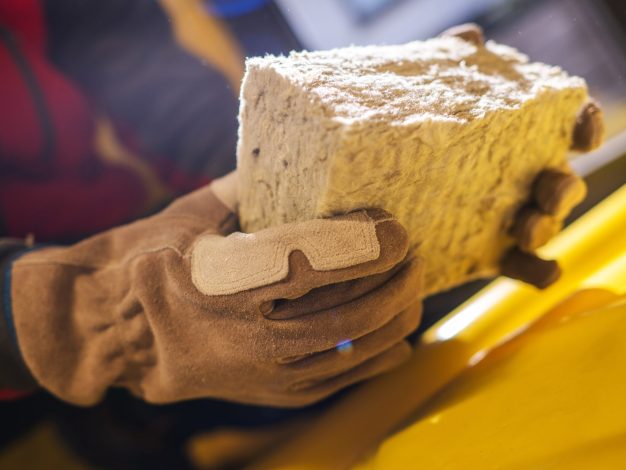 Small,Piece,Of,Mineral,Wool,Insulation,Material,In,Hands,Of